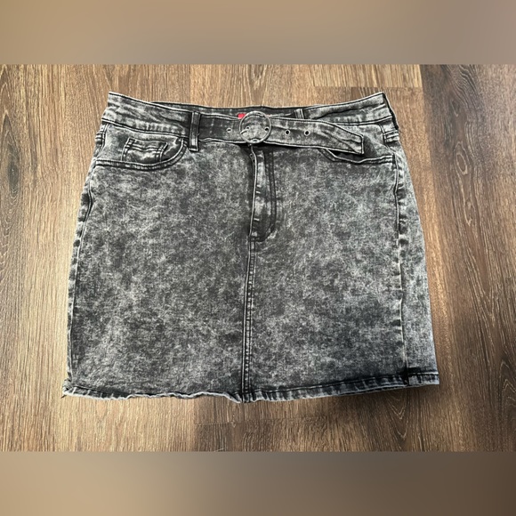 Guess Dresses & Skirts - COPY - Mini skirt gray black tone stretchy with belt guess size L
